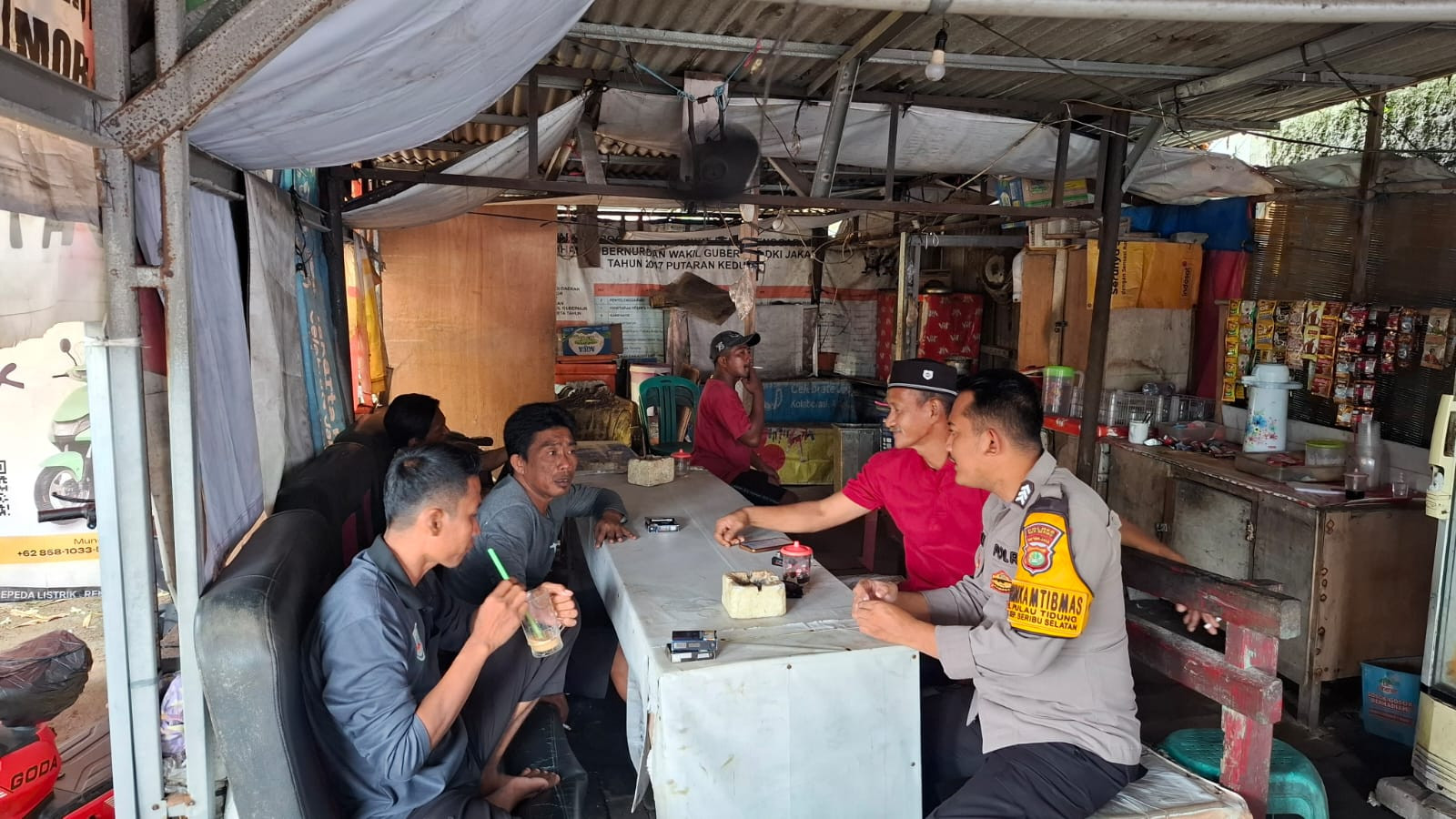 Bhabinkamtibmas Pulau Tidung Sambang Warga, Sosialisasikan Layanan Polri 110 dan Ajak Masyarakat Tolak Paham Radikal