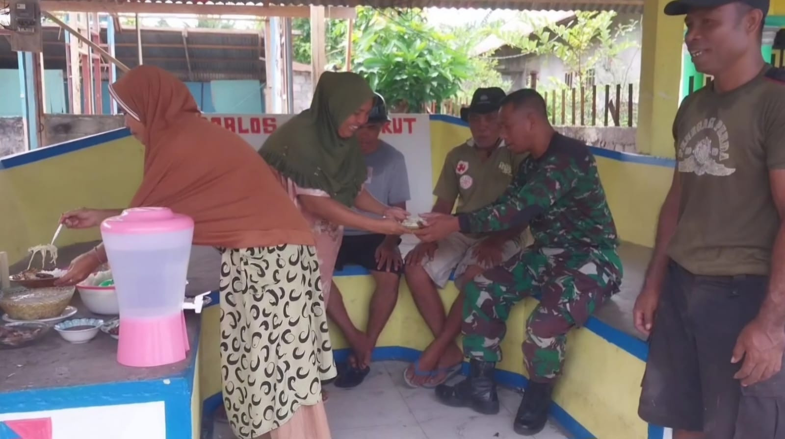 Penuh Kekeluargaan, Warga Siapkan Makan Siang Untuk Satgas TMMD Ke-124 Kodim 1501/Ternate