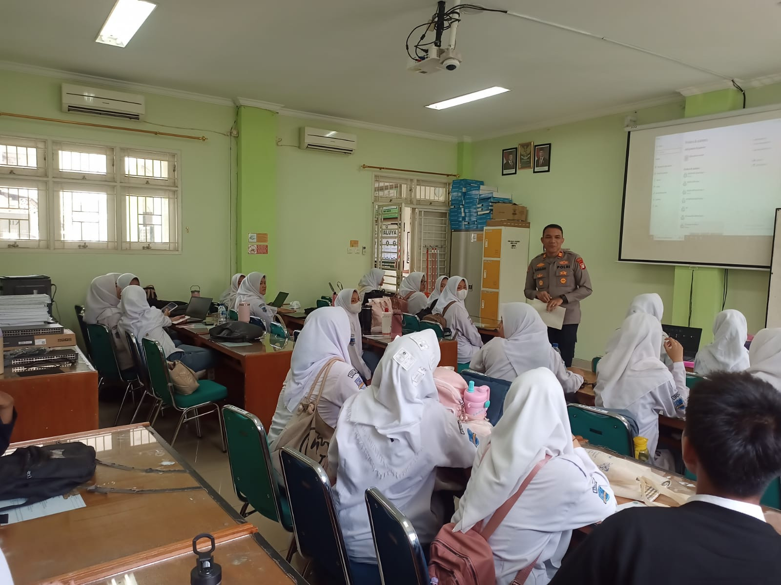 Jaga Pelajar, Kapolsek Bekasi Barat Gencarkan Sosialisasi Maklumat Kapolres kepada Pelajar