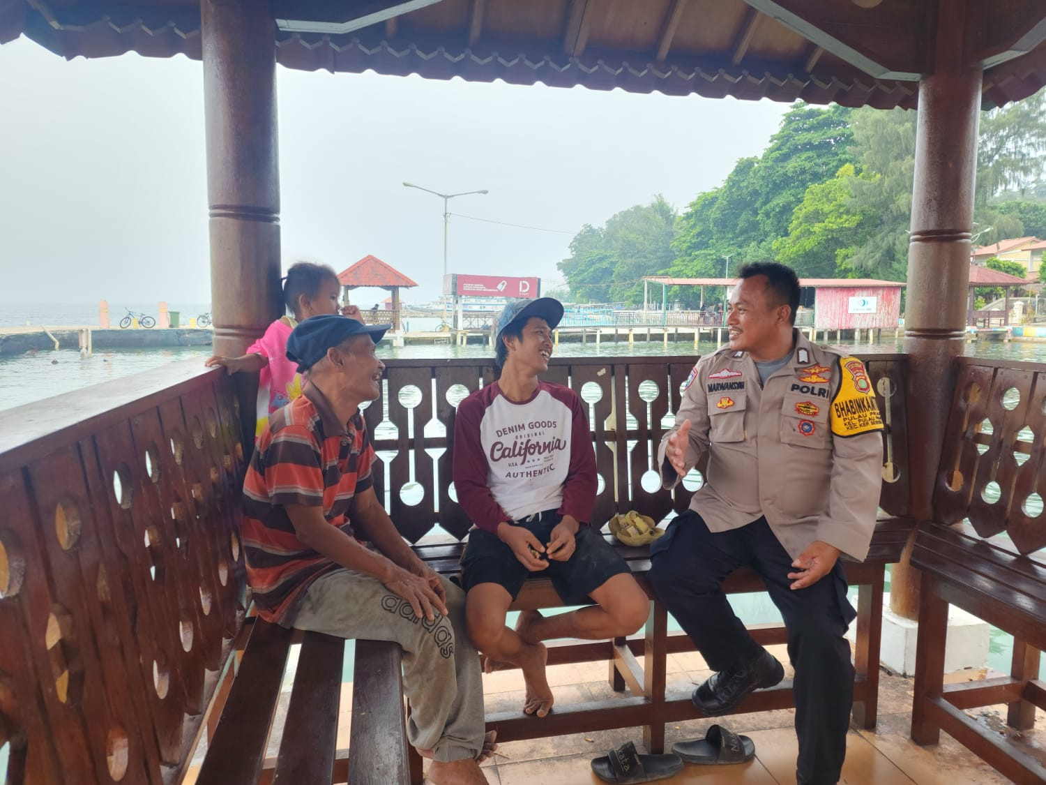 Sambangi Tokoh Masyarakat Pulau Pramuka, Bhabinkamtibmas Sosialisasikan Layanan Polisi 110 dan Perkuat Kamtibmas