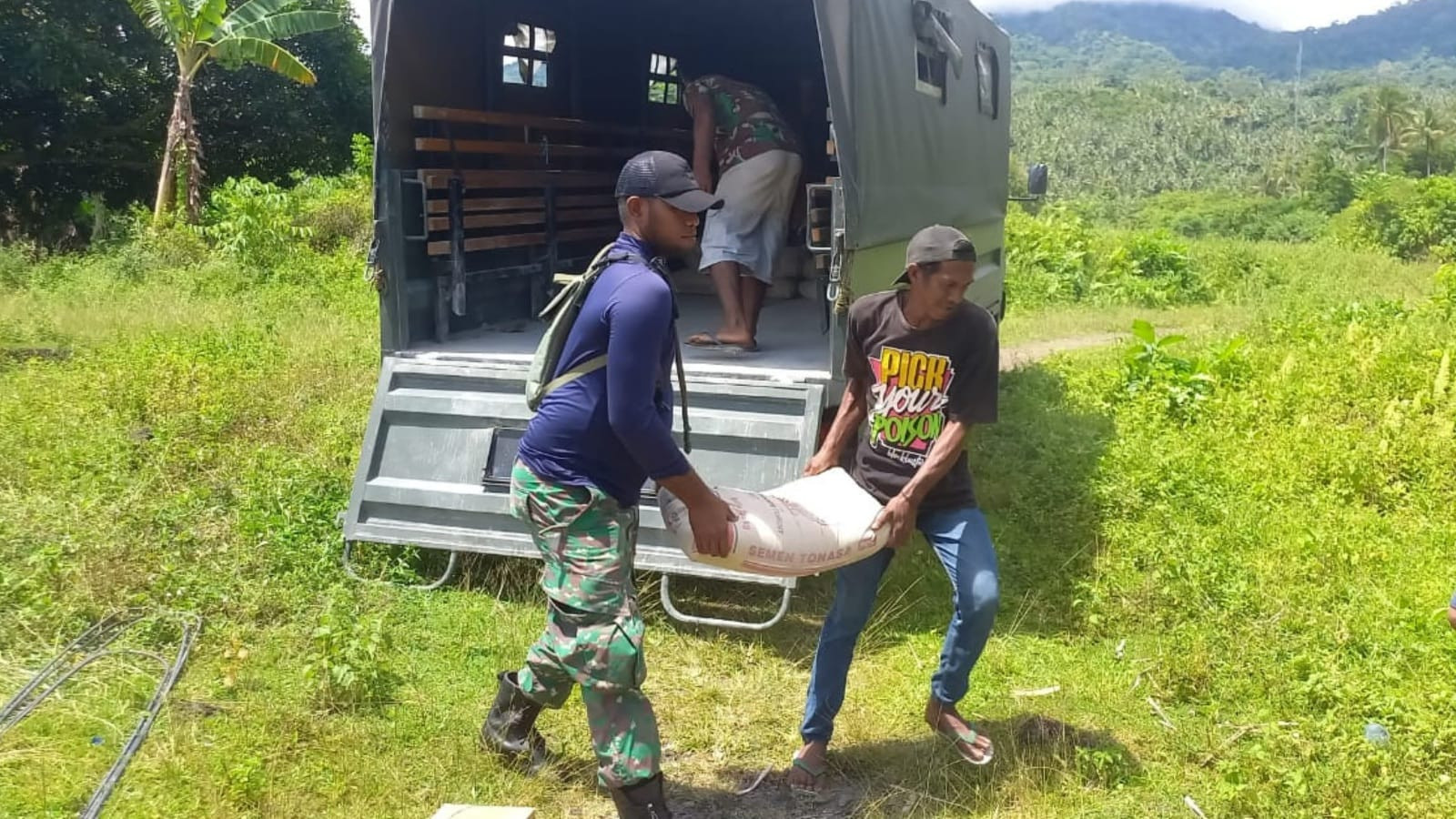 Satgas TMMD Ke-124 Kodim 1501/Ternate dan Masyarakat Gotong Royong Angkut Material Pembangunan