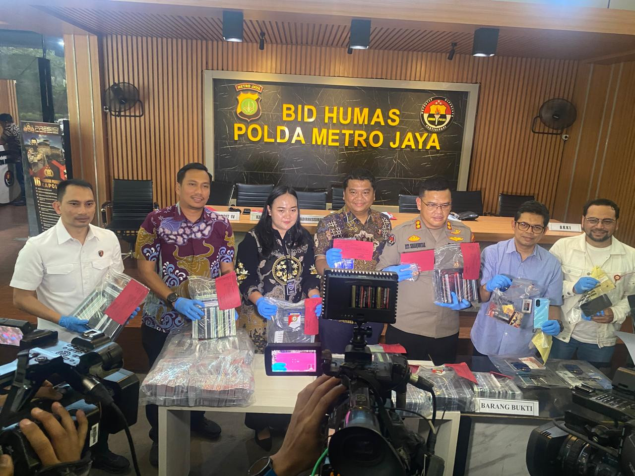 Ditsiber Polda Metro Jaya Tangkap Pelaku Penipuan Lewat WhatsApp, Korban Rugi Rp261 Juta