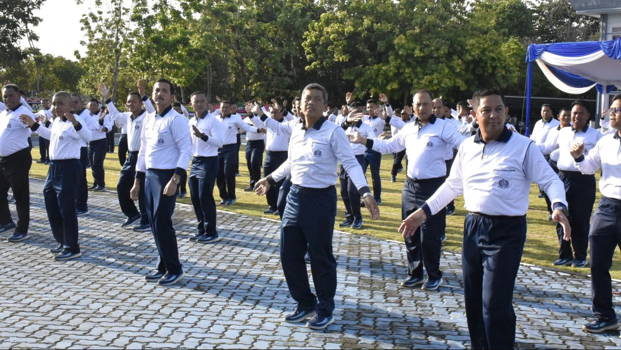 Semarakkan HUT Ke-80 Kemerdekaan RI, Danlanal Bintan Ikuti Olahraga Bersama di Kodaeral IV Batam