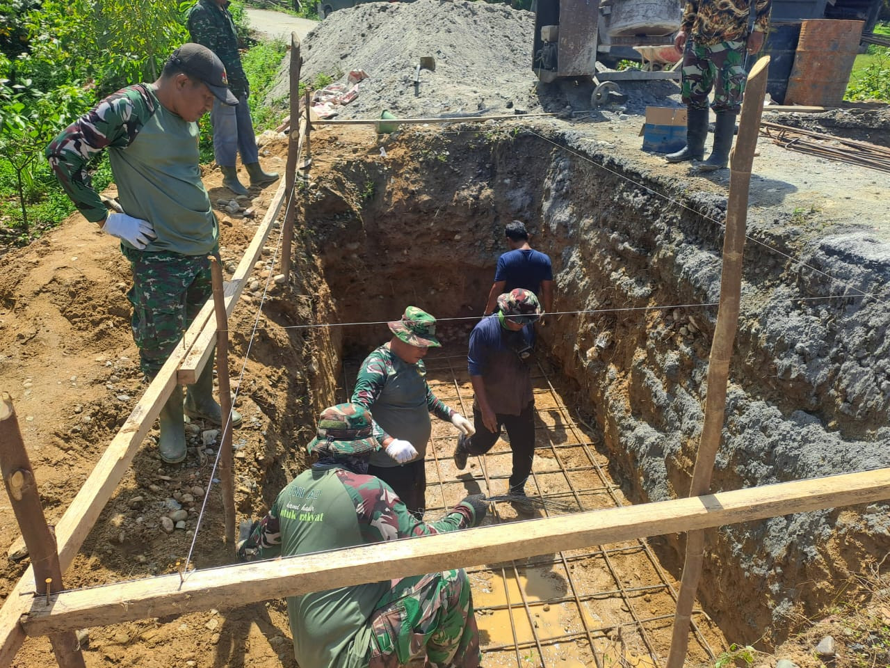 Pulihkan Akses Warga Badar, TNI dan Masyarakat Bangun Jembatan Gantung di Aceh Tenggara