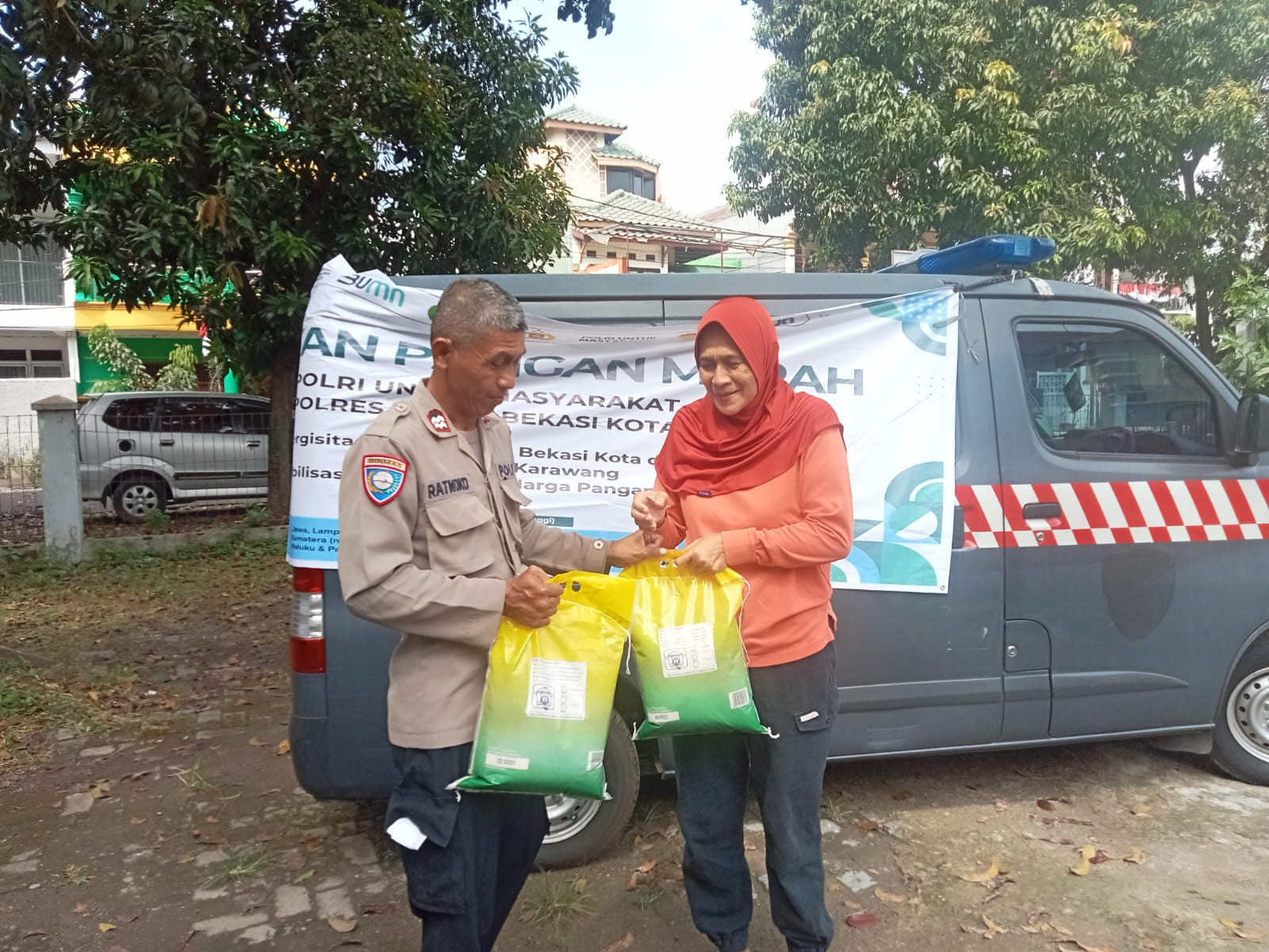 5 Ton Beras Murah Habis Diserbu Warga di Penjaringan, Polsek dan Bulog Gelar Gerakan Pangan Murah