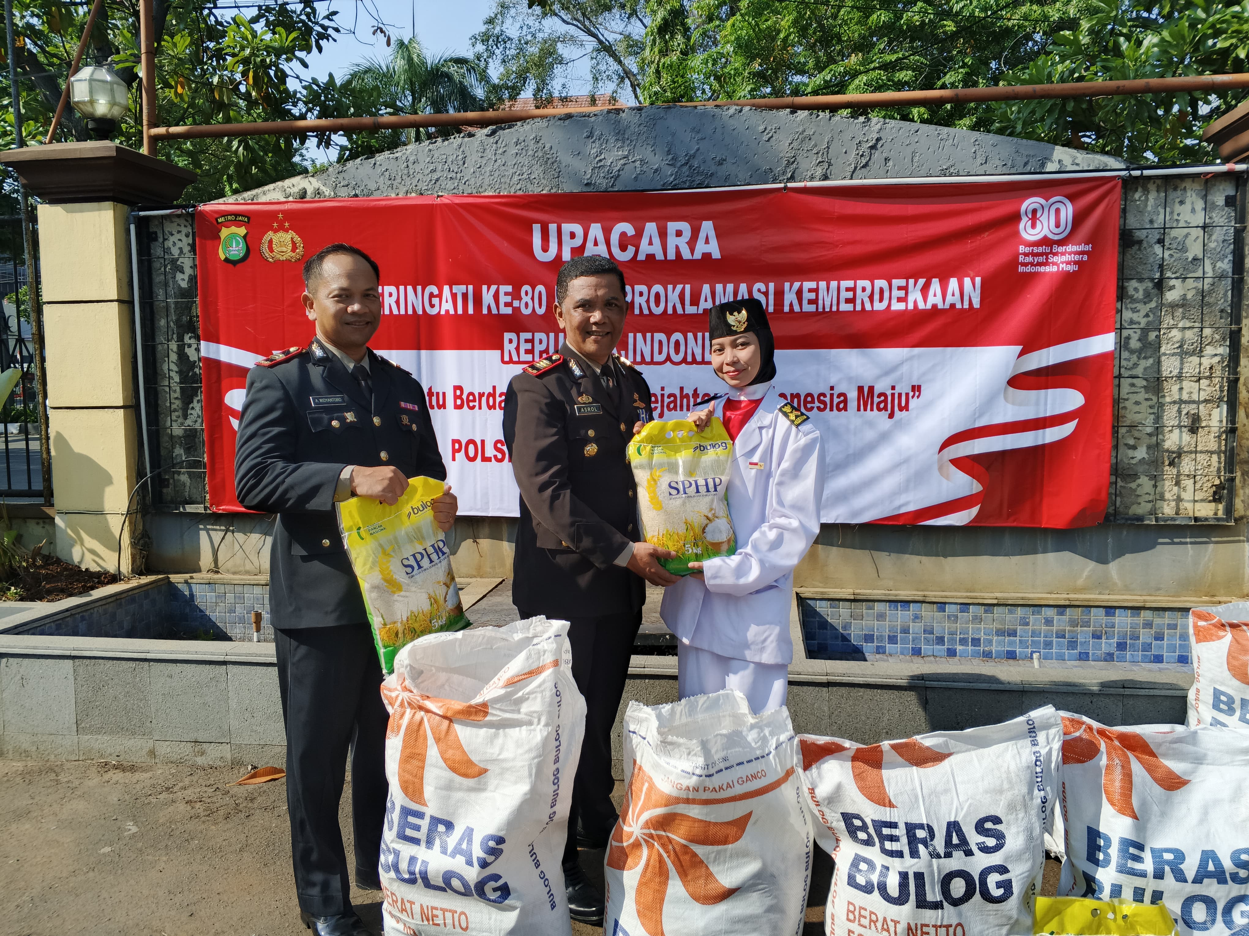 Polri dan Bulog Gelar Gerakan Pangan Murah di Penjaringan, Ratusan Pack Beras Ludes Terjual