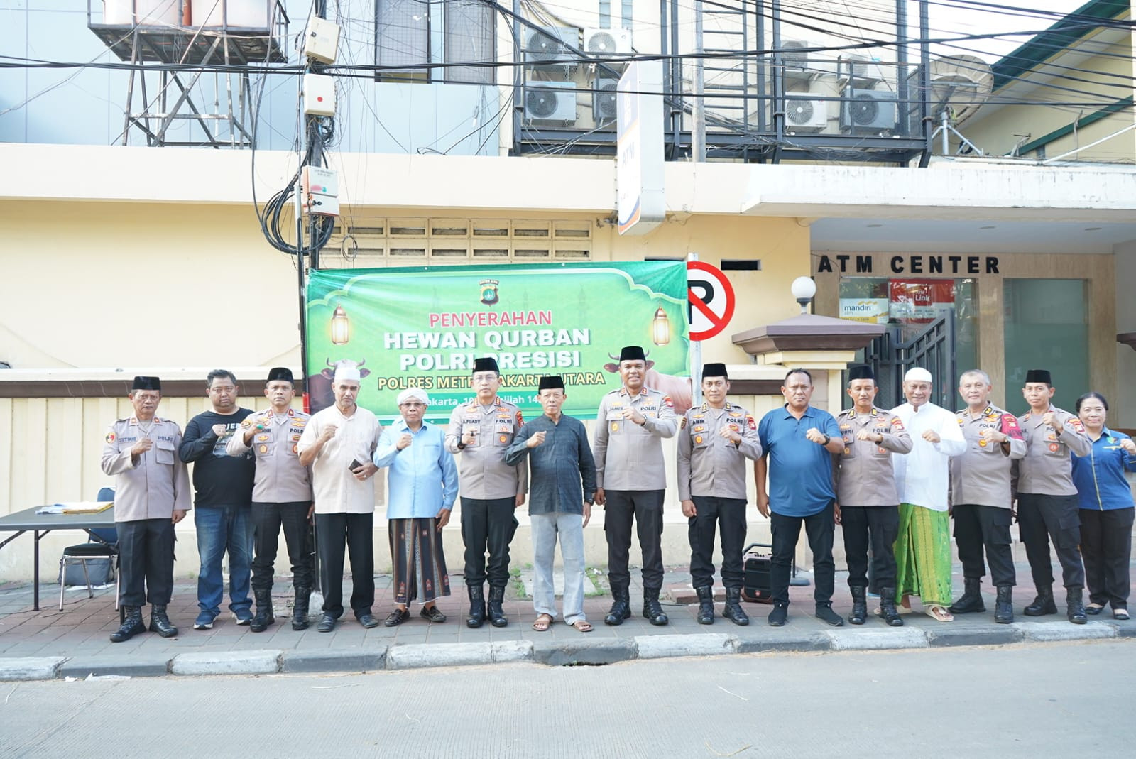 Polres Metro Jakarta Utara Serahkan 51 Hewan Qurban untuk Warga Kurang Mampu dan Slum Area