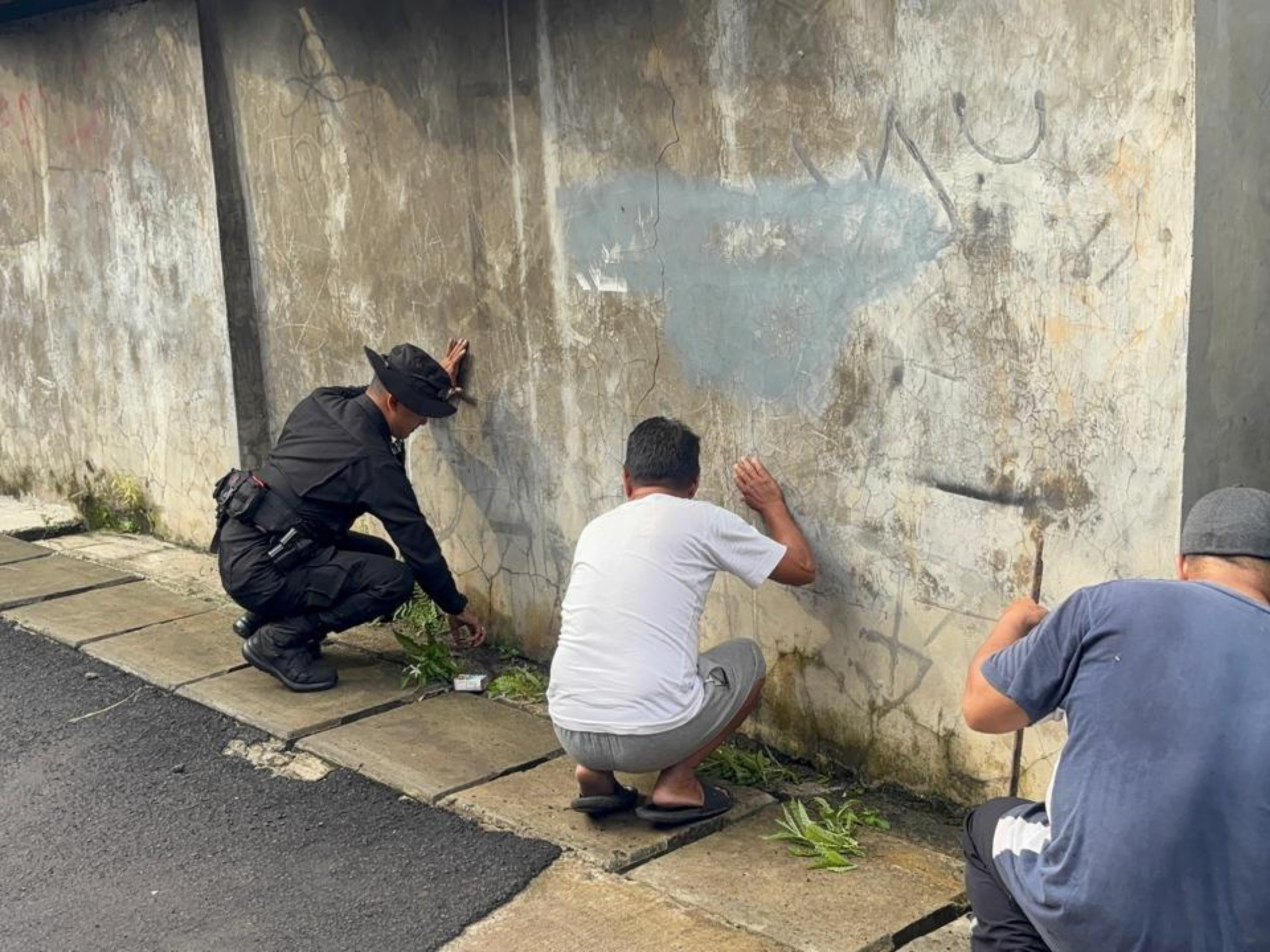 Brimob Metro Jaya Gelar Gerakan ASRI, Masjid dan Lingkungan Warga Ciputat Jadi Lebih Bersih