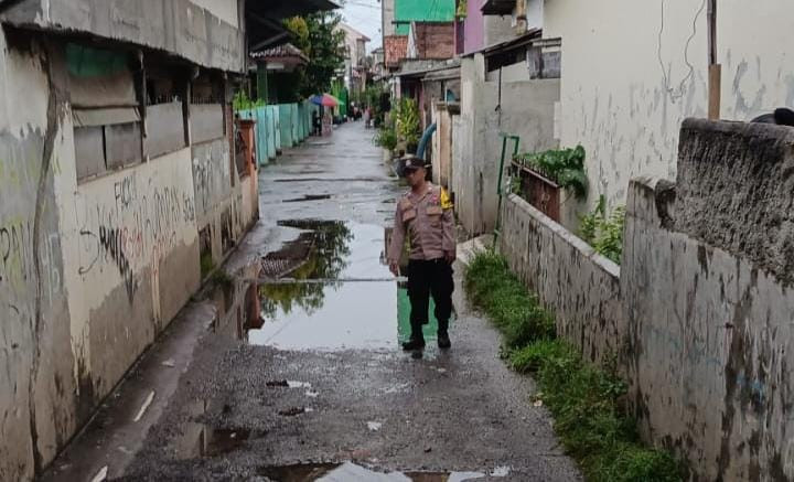 Giat Sambang dan Cek Debit Air, Bhabinkamtibmas Kalibaru Beri Rasa Aman Bagi Warga Pagi Hari