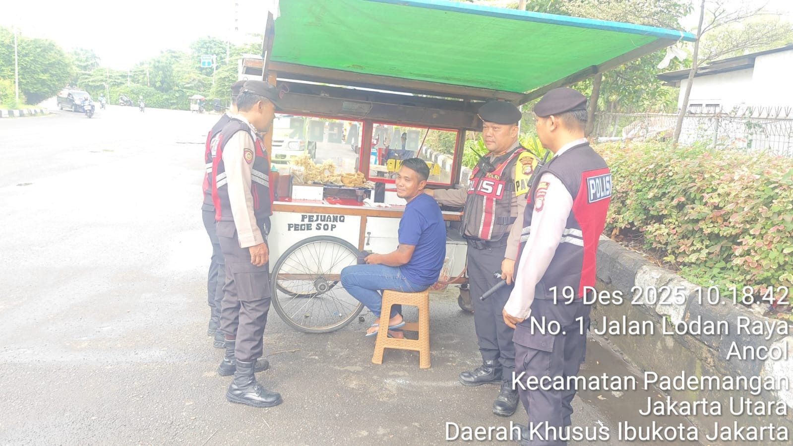 Polsek Pademangan Intensifkan Patroli Jalan Kaki di Lodan Timur, Dukung Program “Jaga Lingkungan”