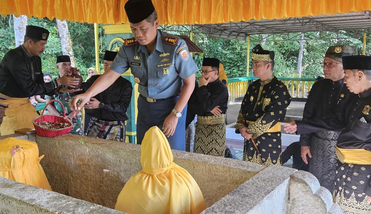 Danlanal Bintan Turut Ziarah Makam Sempena Hari Jadi Ke-241 Kota Tanjungpinang