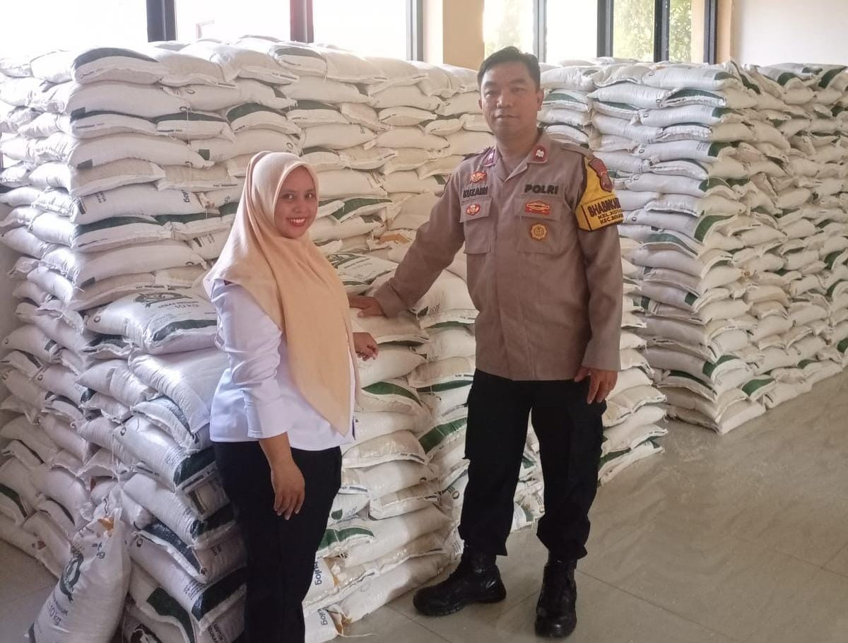 Polisi Amankan Penyaluran Bantuan Beras untuk 1.004 Warga di Kotabaru