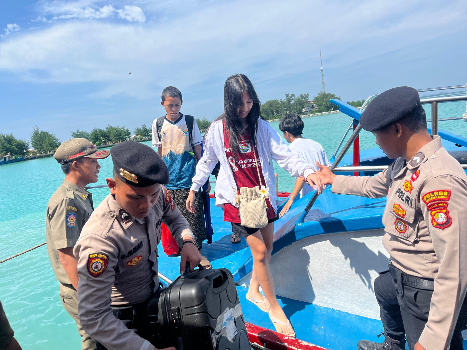 Polisi Baik Bantu Penumpang Turun Kapal, Cegah Sajam, Narkoba, dan Miras Masuk Dermaga Kepulauan Seribu Utara