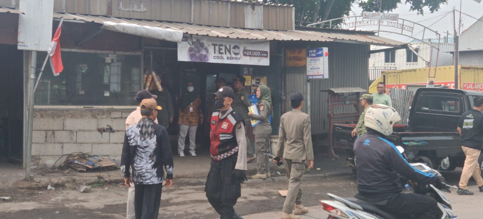 Polisi Pengaman Penertiban 17 Bangunan Liar di Akses Marunda Cilincing