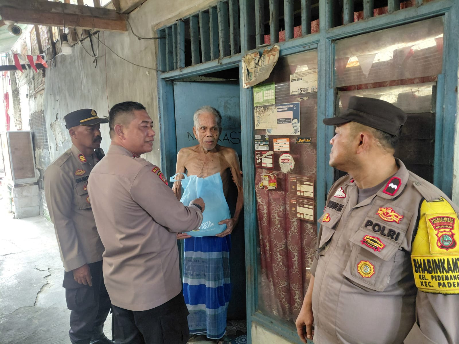 Jumat Peduli Polsek Pademangan Bagikan Sembako Secara Door to Door kepada Warga