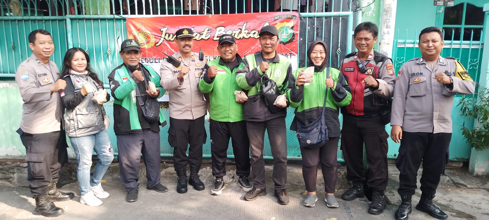 Polsek Pademangan Gelar Jumat Berkah, Bagikan Nasi Bungkus untuk Ojol di Jl. Hidup Baru