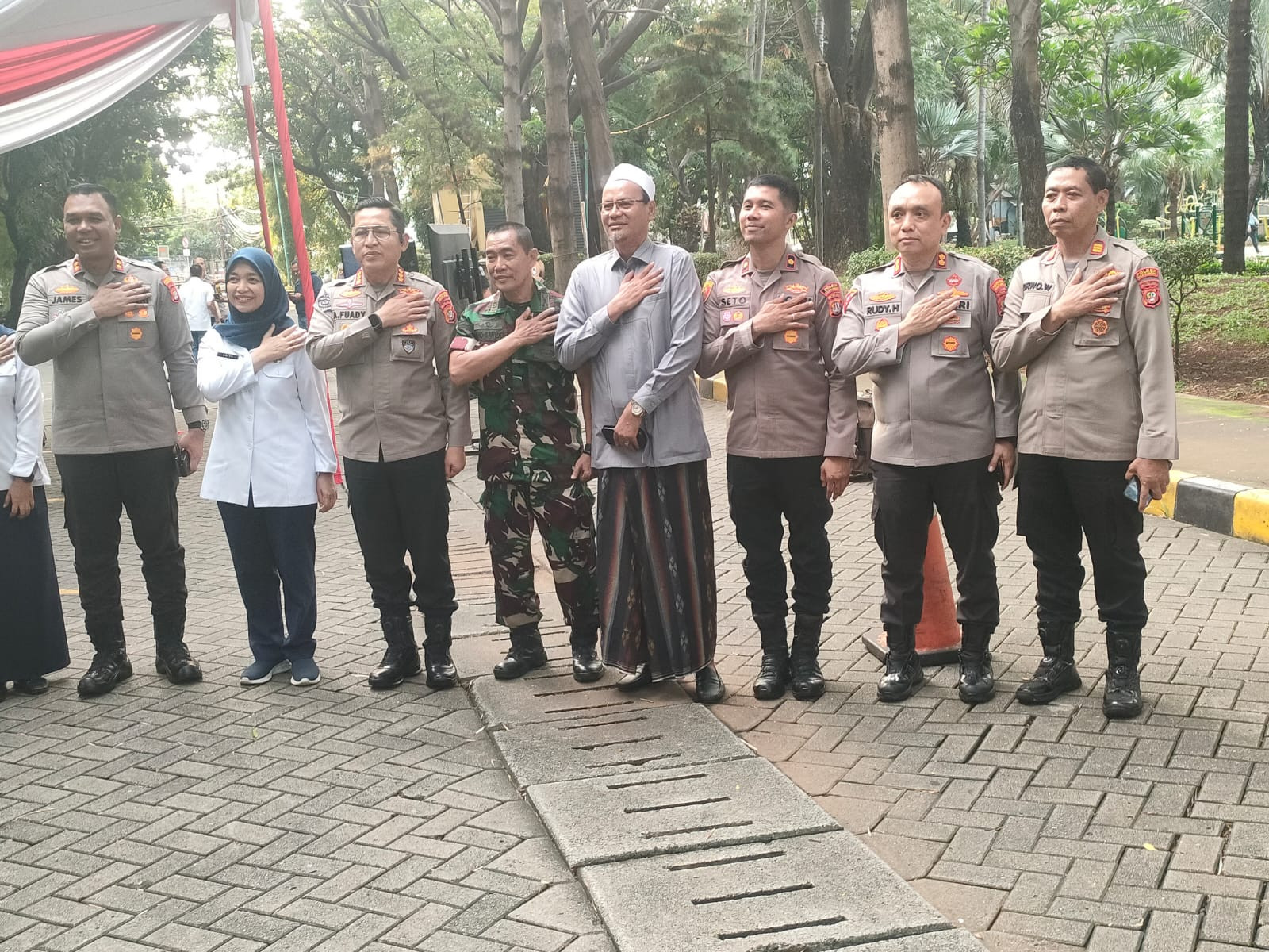 Kapolri Pimpin Penanaman Jagung Serentak Nasional, Polsek Kelapa Gading Tanam Jagung di Lahan Hutan Kota RW 016
