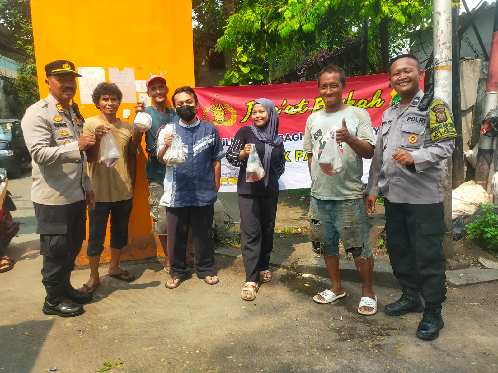Polsek Pademangan Gelar "Jum'at Berkah", Bagikan Nasi Bungkus kepada Warga Ancol