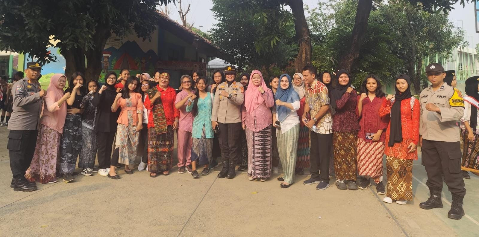 Kapolsek Rawa Lumbu Ajak Siswa SMPN 32 Bekasi Cegah Bullying dan Narkoba di Hardiknas 2025