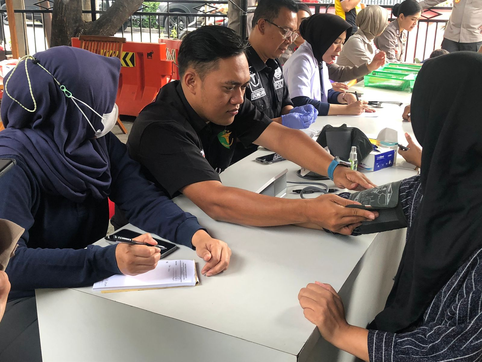 Polres Metro Bekasi Kota Gelar Bakti Kesehatan, Puluhan Warga Pekayon Dapat Layanan Gratis