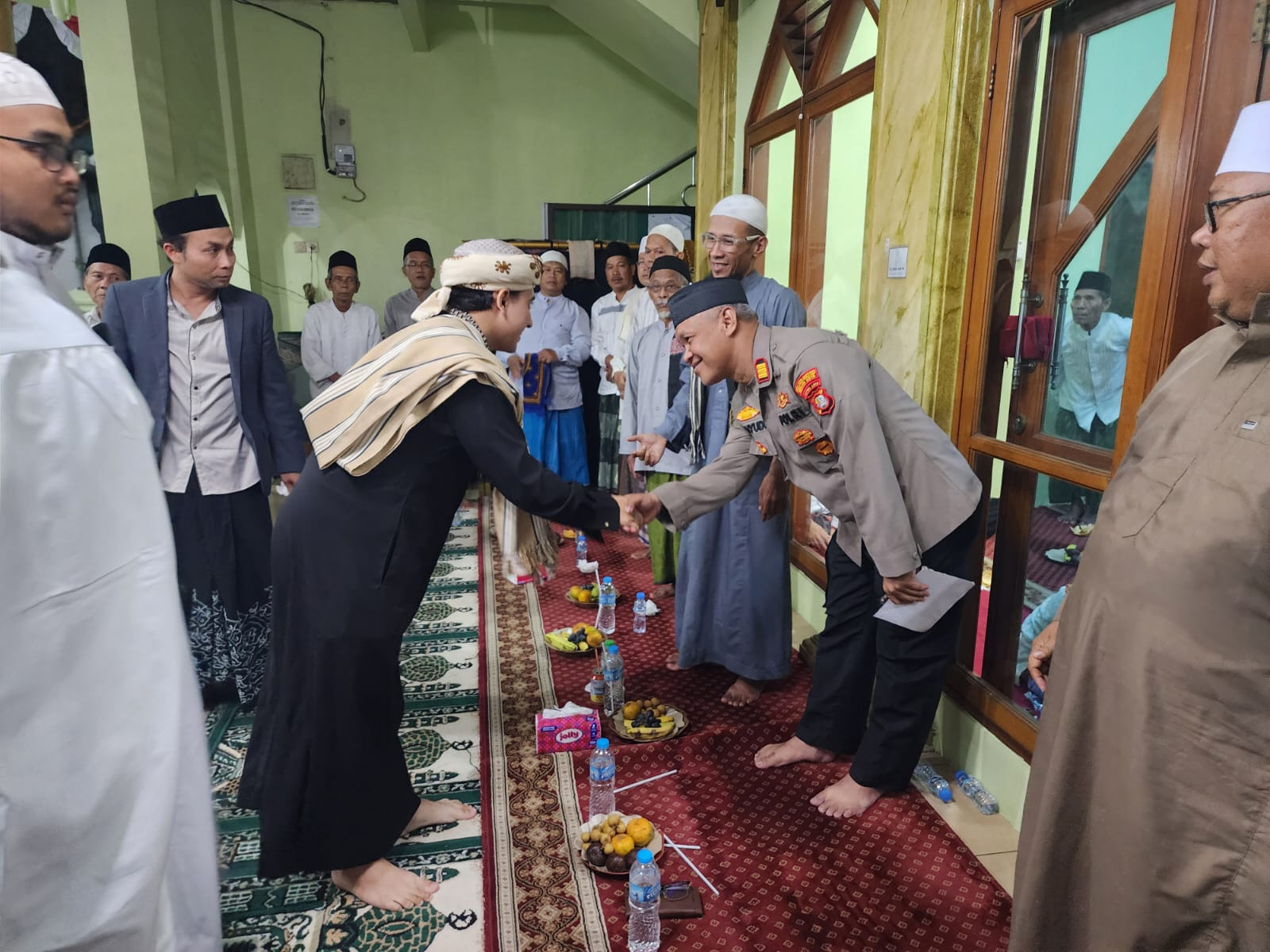 Perkuat Silaturahmi, Kapolsek Bekasi Barat Hadiri Peringatan Maulid Nabi di Masjid Al Ikhlas