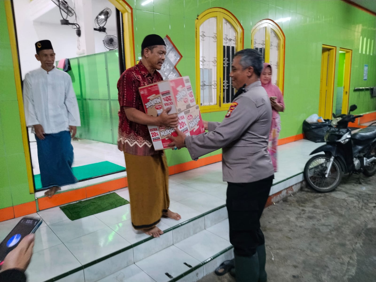 Antisipasi Dampak Cuaca Ekstrem, Polisi Distribusikan Bantuan bagi Warga Koja