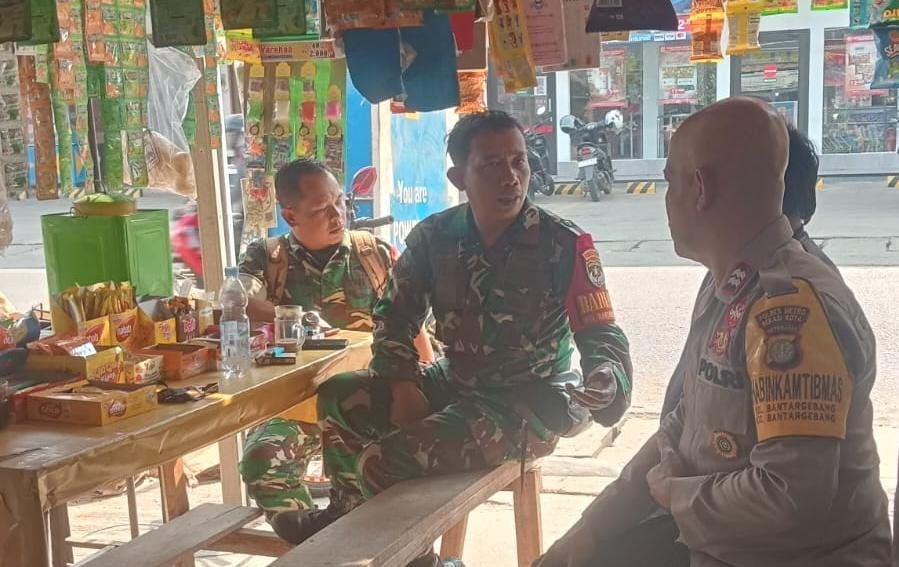 Bhabinkamtibmas Kelurahan Bantargebang Lakukan Kunjungan Door to Door, Ajak Warga Aktifkan Pos Kamling