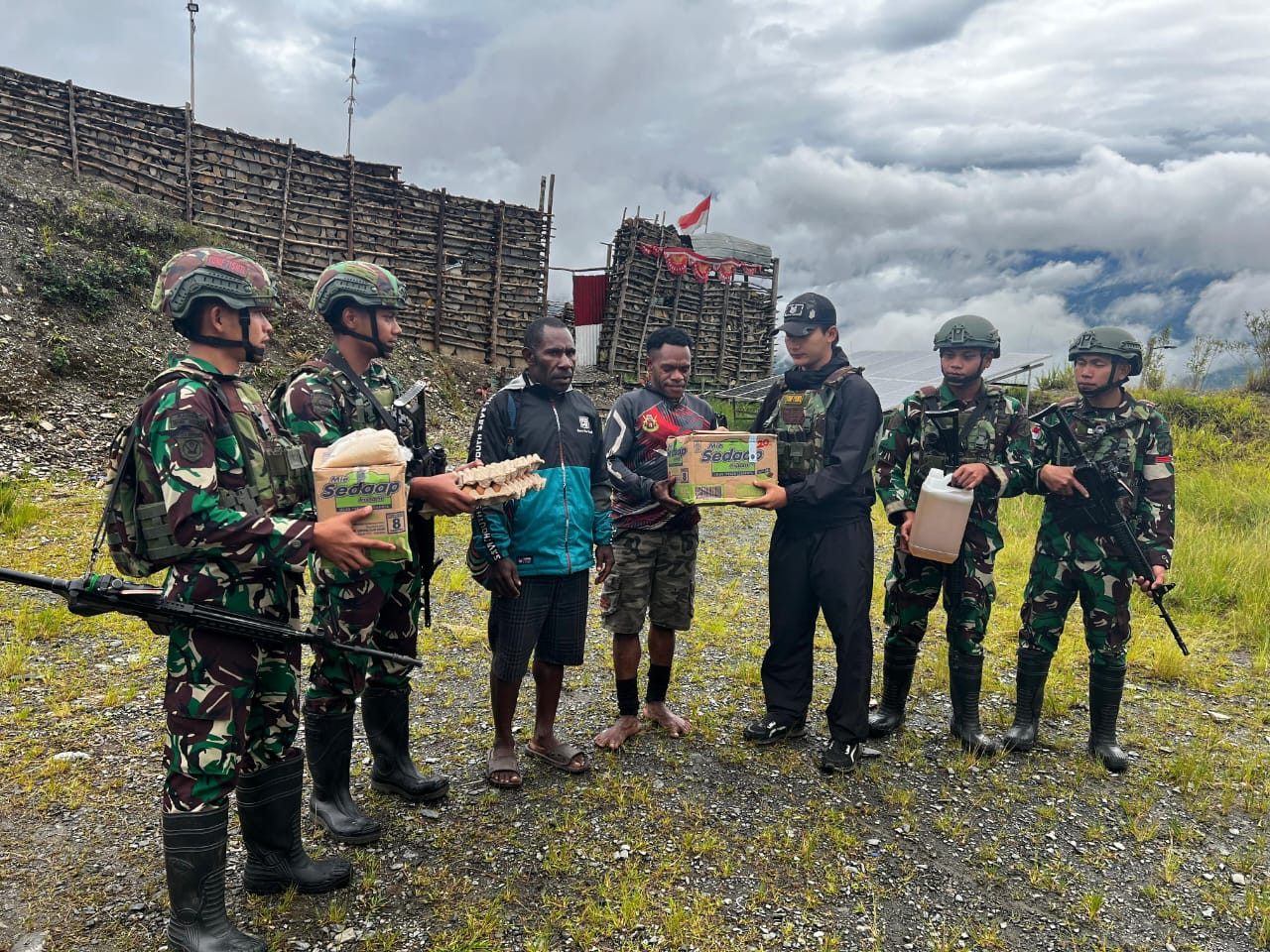 Satgas Yonif 715/Motuliato Bagikan sembako kepada Masyarakat di Puncak Jaya, Papua