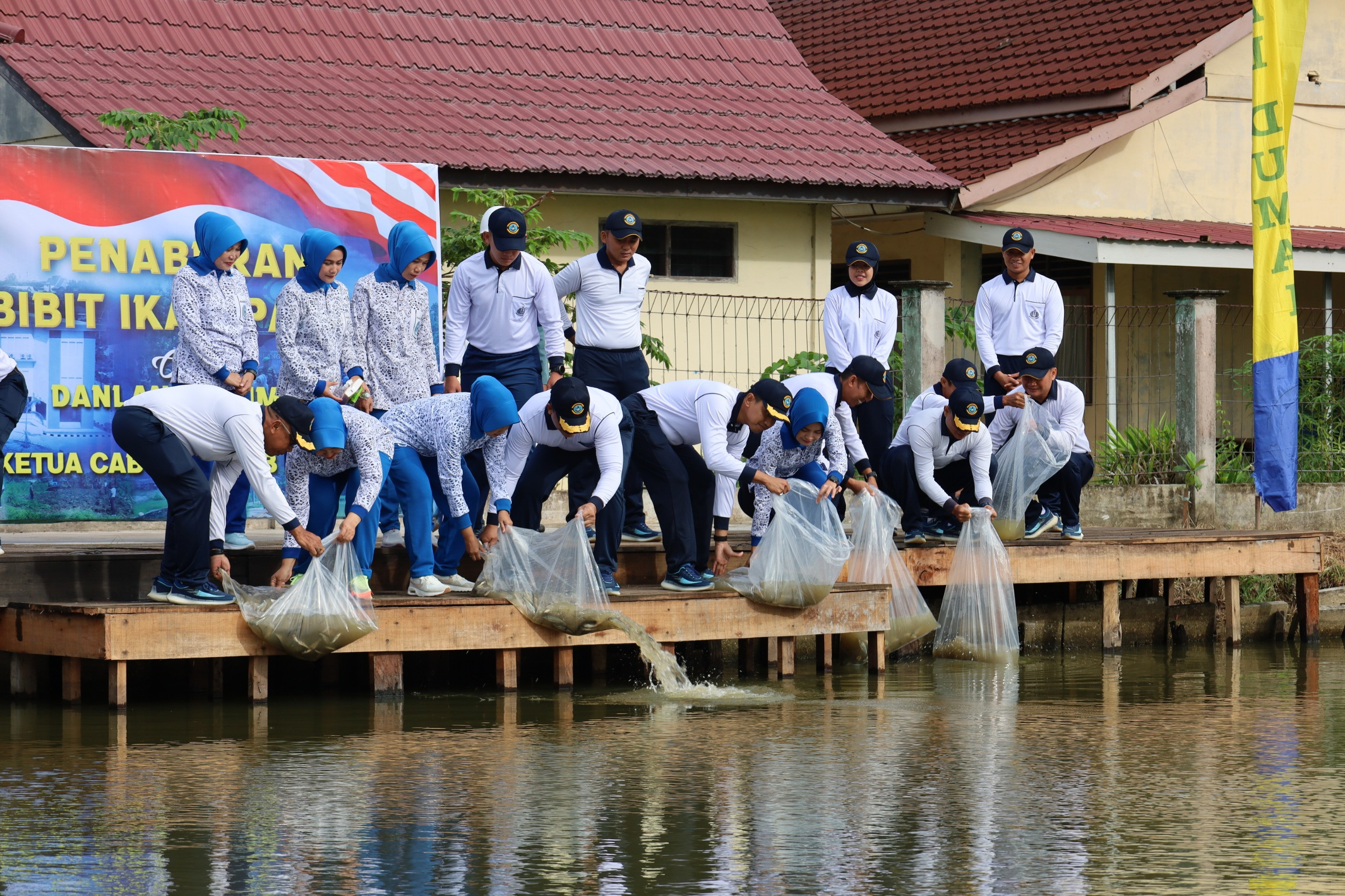 Turut Dukung Indonesia Sebagai Negara Swasembada Pangan, Lanal Dumai Tebar 50.000 Ekor Bibit Ikan Patin