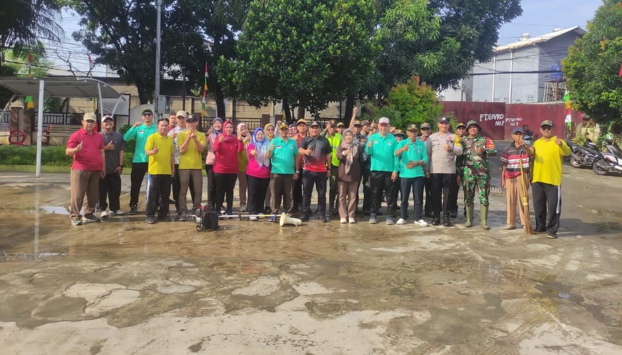 Wujudkan Bekasi Indah, Bhabinkamtibmas dan Lurah Mustikasari Turun Langsung Kerja Bakti