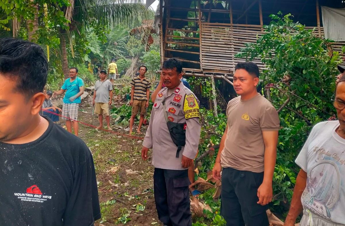 Bhabinkamtibmas Bersama Warga Melaksanakan Kerja Bakti Membersihkan Sampah Pinggir Kelurahan Pejuang