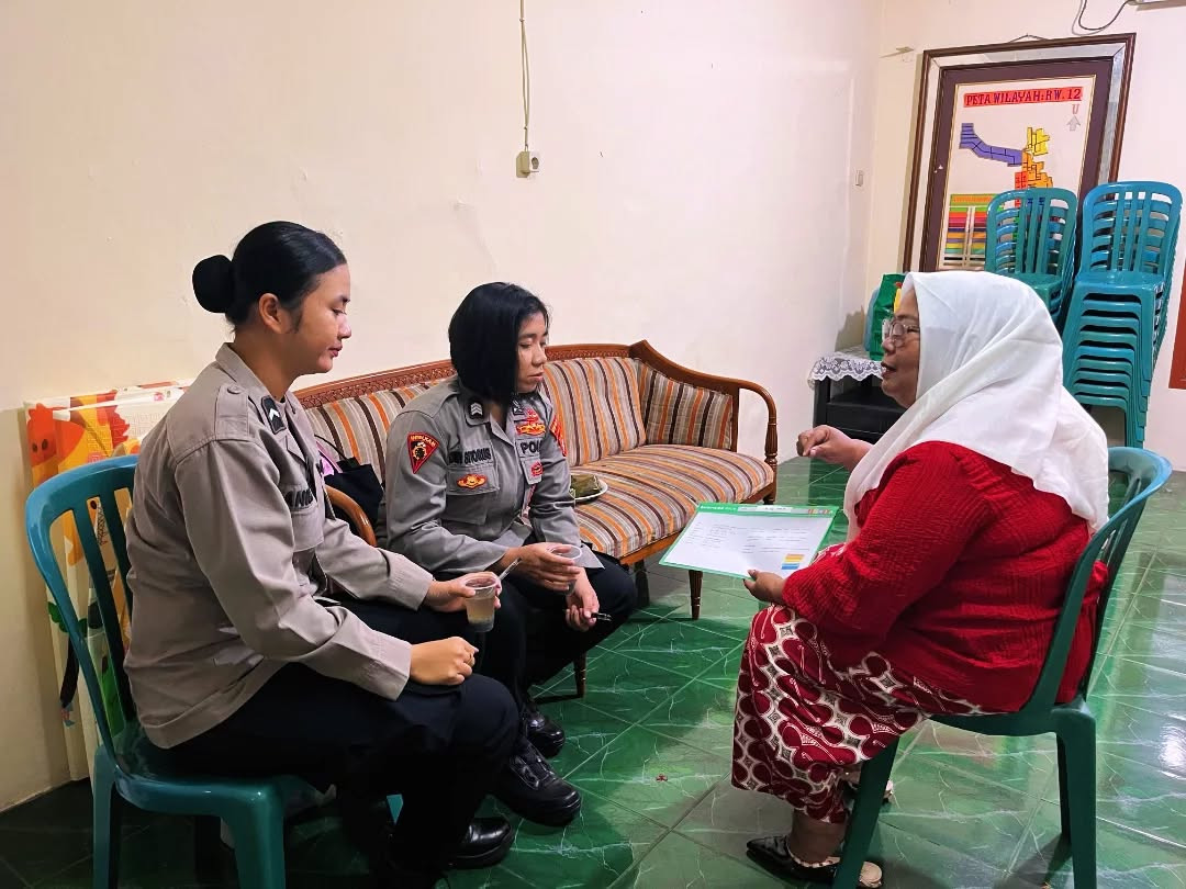 Polwan Polsubsektor Pekayon Jaya Sambang Warga di Posyandu, Sampaikan Pesan Kamtibmas