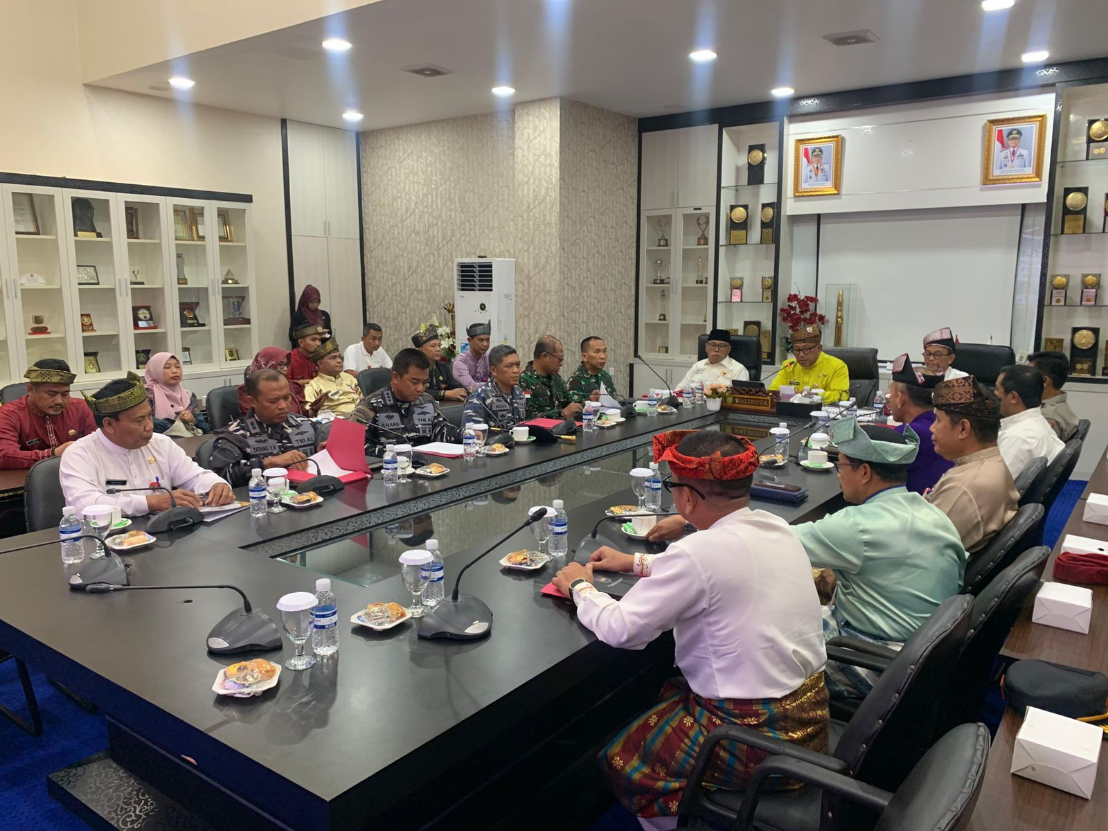 Perkuat Sinergi Lintas Lembaga Dalam Hadapi Potensi Bencana dan Permasalahan Sosial Akhir Tahun 2025, Danlanal Bintan Hadiri Rapat Forkopimda Tanjungpinang