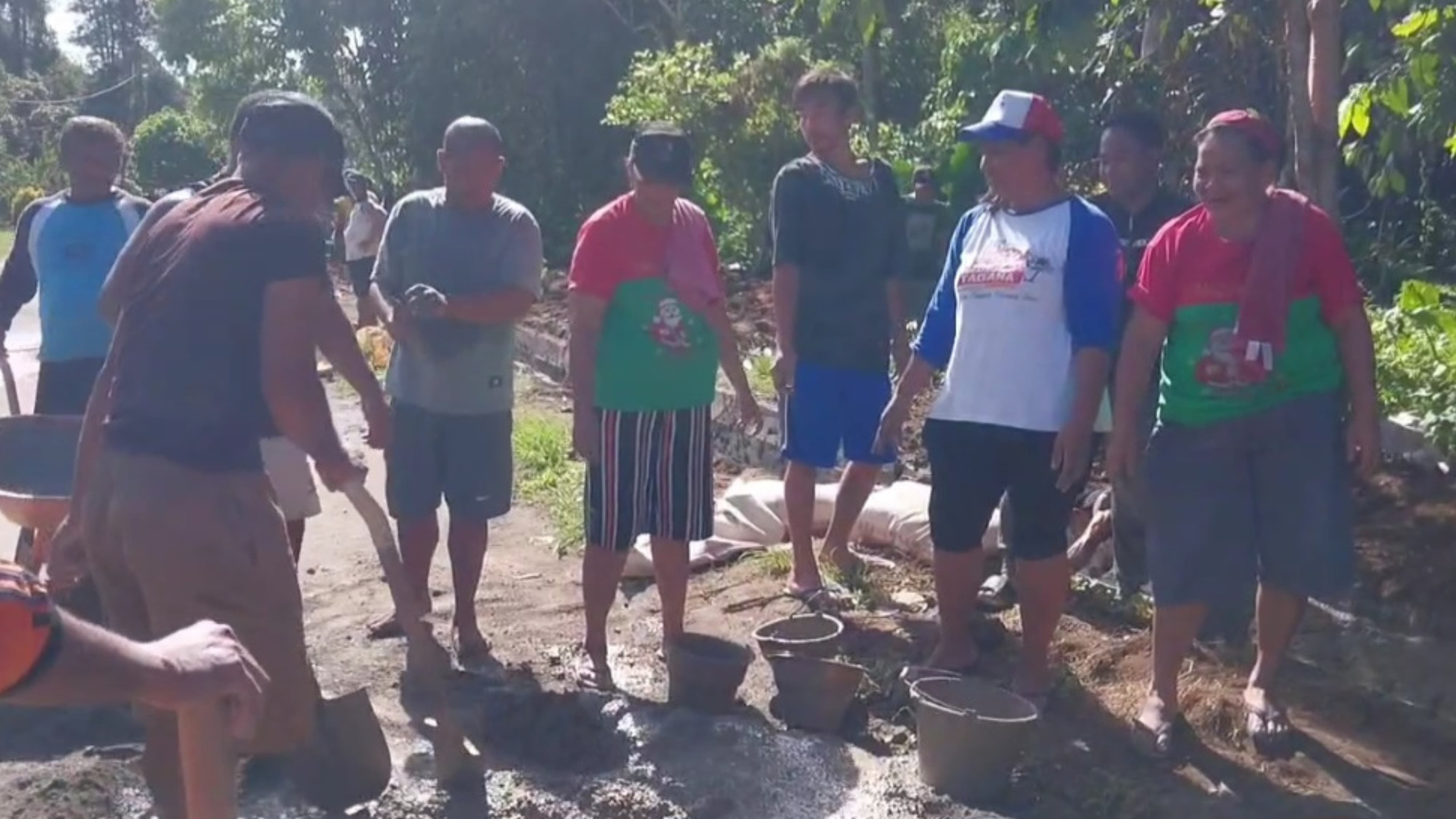 "Ibu-Ibu Super di TMMD" Menginspirasi Semangat Gotong Royong