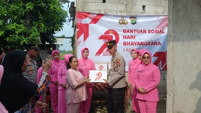 Polri Peduli di Hari Bhayangkara Ke-79, Polsek Sepatan Bagikan 75 Paket Sembako