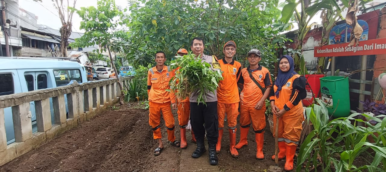 Bhabinkamtibmas Kelurahan Pademangan Timur, Panen Kangkung Bersama PPSU