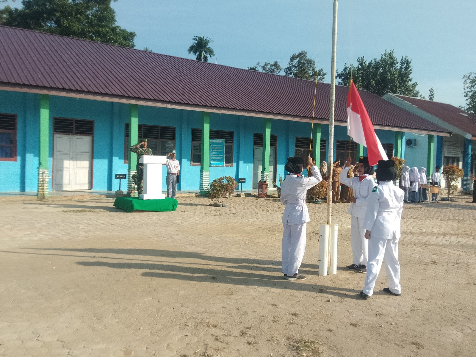TNI Masuk Sekolah, Pancasila di Hati Generasi Muda: Prajurit Kodim 0104/Aceh Timur Pimpin Upacara Hari Lahir Pancasila di Sekolah-sekolah