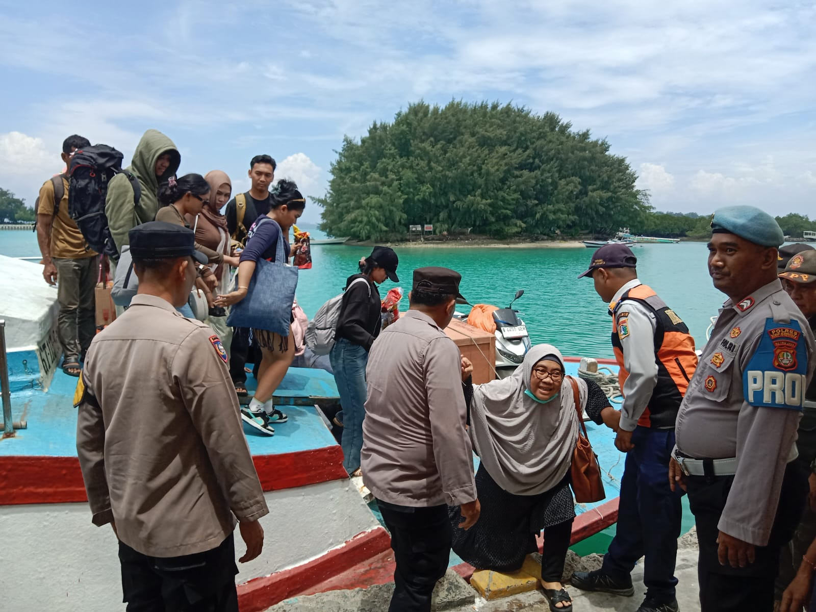 Polsek Kepulauan Seribu Utara Amankan Dermaga Pulau Kelapa, Beri Rasa Nyaman bagi Warga dan Wisatawan