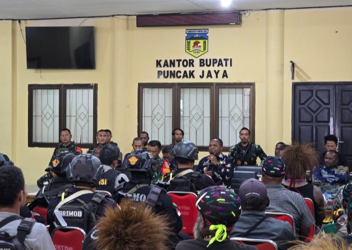 Dansatgas Yonif 715/Motuliato Monitoring Mediasi Konflik Antar Pendukung Paslon Bupati di Puncak Jaya
