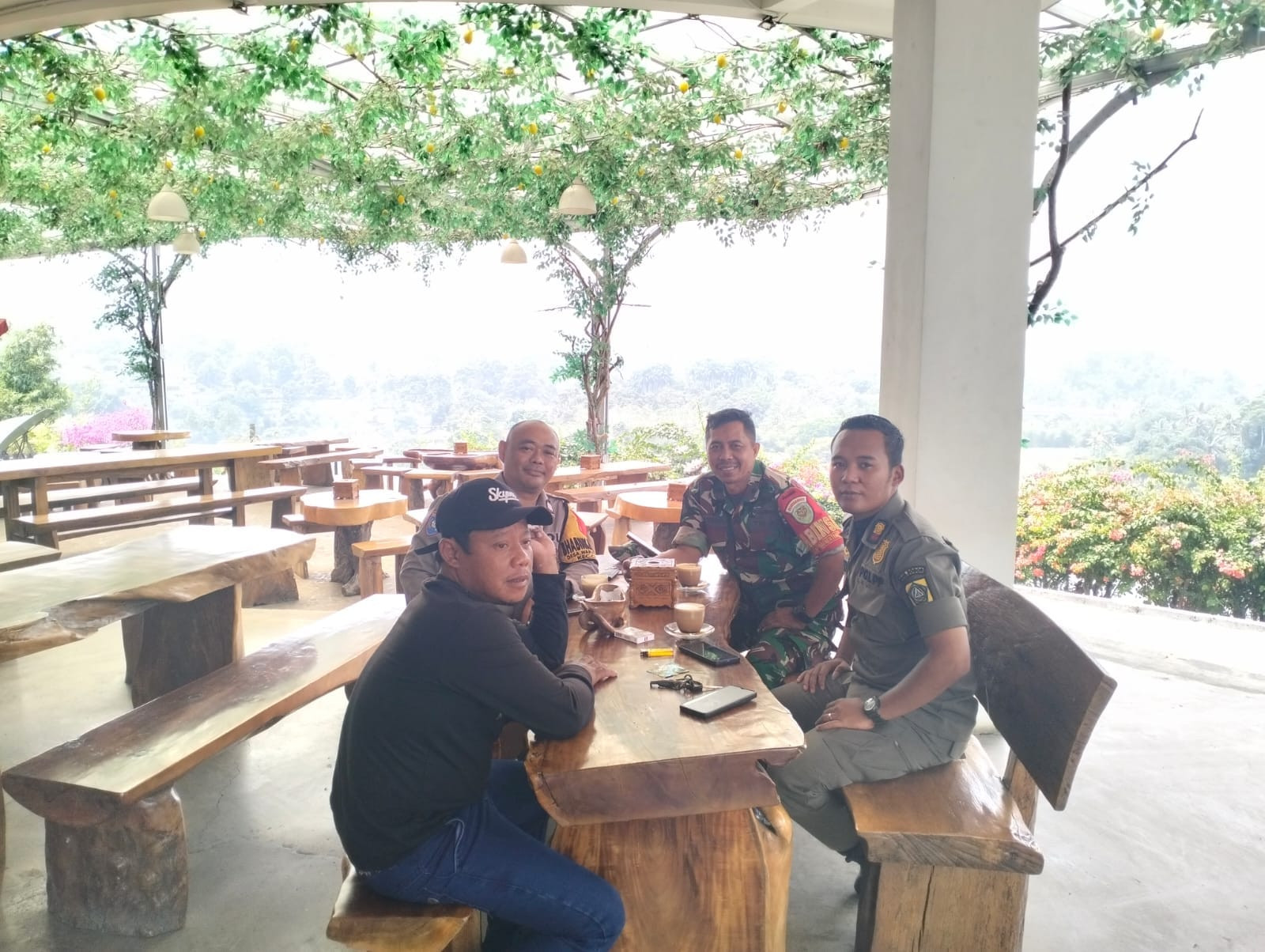 Wujudkan Sinergitas, Polsek Cijeruk dan Koramil Cijeruk Lakukan Sambang Warga di Desa Warung Menteng