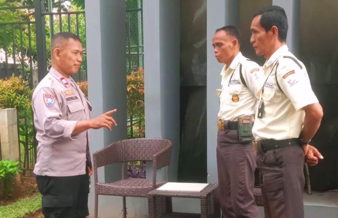 Cegah Kejahatan, Bhabinkamtibmas Lakukan Patroli dan Edukasi Keamanan