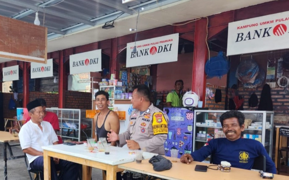 Polisi Humanis Sambangi Tokoh Masyarakat, Bhabinkamtibmas Pulau Pramuka Ajak Warga Jaga Keamanan dan Tolak Judi Online