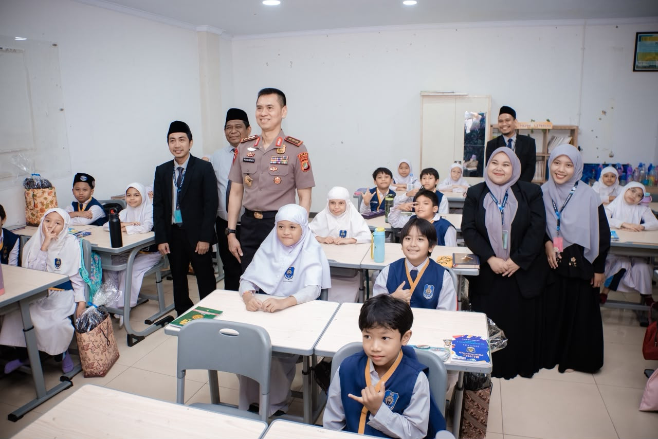 Polisi Peduli Pendidikan, Kapolda Metro Jaya Sapa Pelajar dan Dorong Literasi AI Sejak Dini