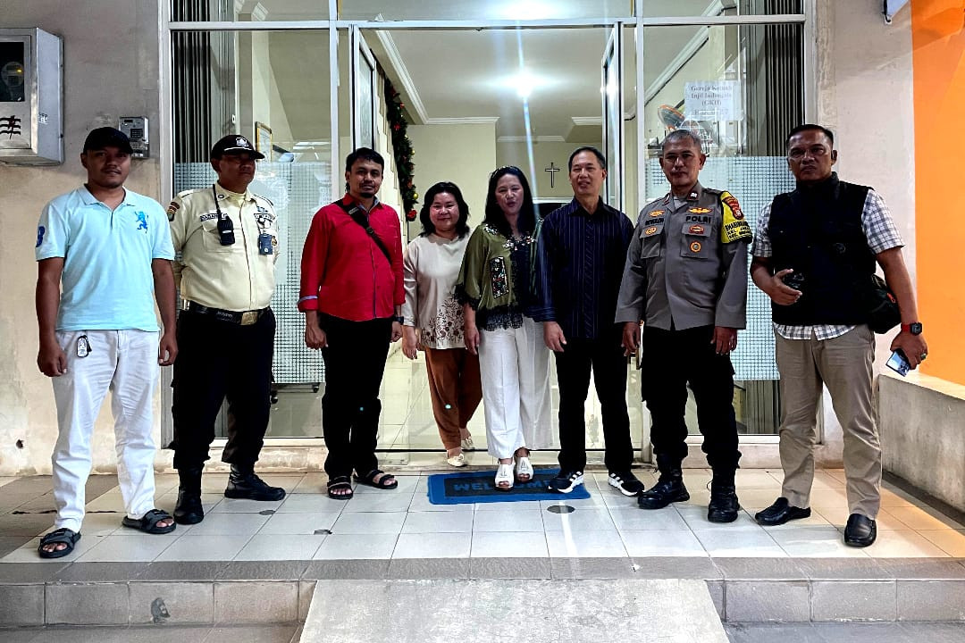 Polsek Bekasi Selatan Pastikan Pengamanan Ibadah Malam Natal 2025 Berjalan Kondusif