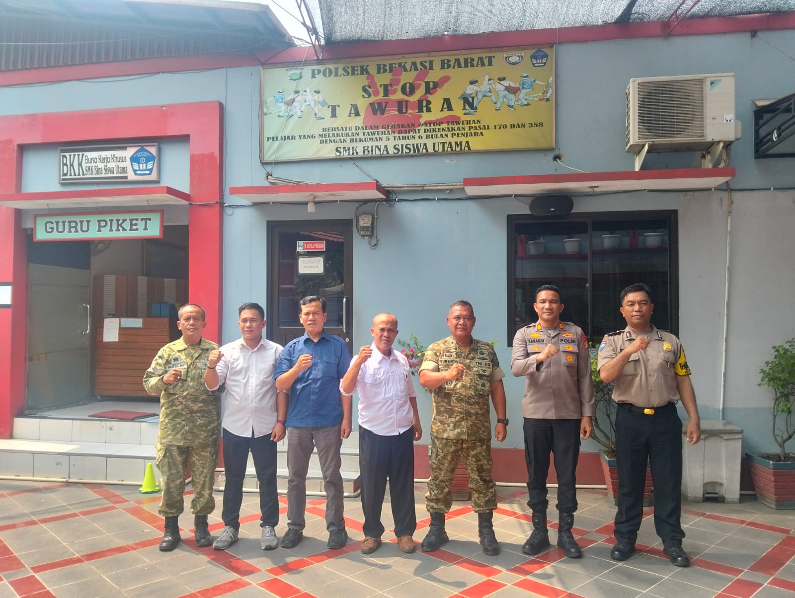 Sinergitas TNI - POLRI Kapolsek Bekasi Barat Bersama Danramil 01 Kranji Sambangi SMK Bina Siswa Utama, Ajak Pelajar Jauhi Tawuran dan Aksi Anarkisme