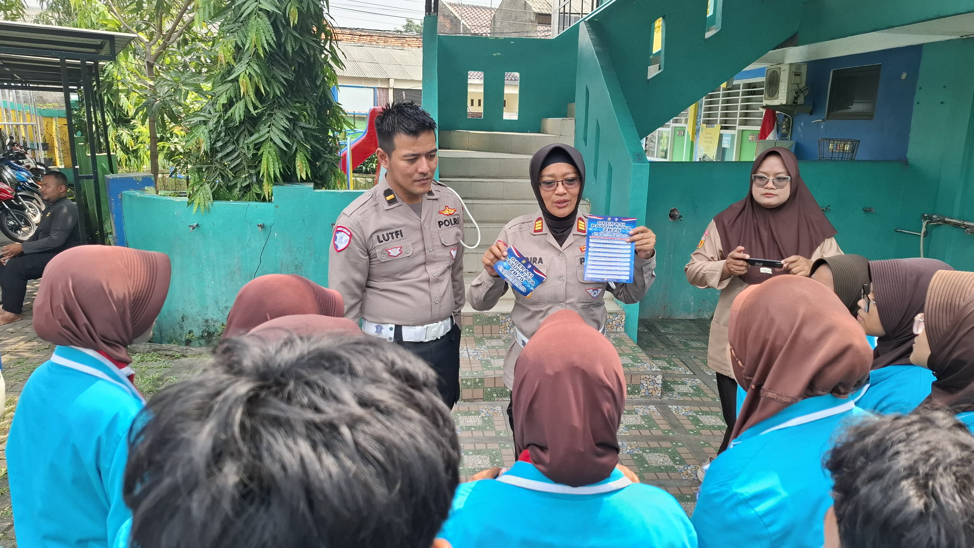Kegiatan Operasi Patuh Jaya 2025 dan Masa Pengenalan Lingkungan Sekolah, Polres Metro Bekasi Kota Edukasi Keselamatan Lalu Lintas di Al Muhajirin