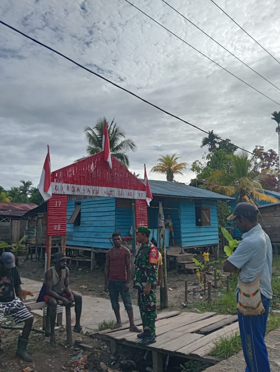 Jaga Situasi Jelang Natal dan Tahun Baru, Babinsa Koramil 1710-01/Kokonao Sampaikan Pesan-Pesan Keamanan Kepada Masyarakat