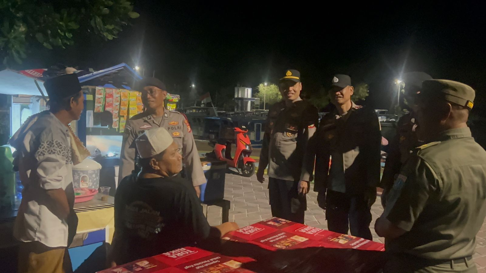 Patroli Malam Gabungan di Kepulauan Seribu Utara, Polisi Sapa Warga dan Pastikan Wisata Aman Saat Nataru