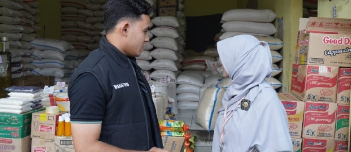 Satgas Pangan Polres Metro Jakarta Utara dan PPKUKM Sidak Distributor beras di Cilincing Antisipasi Kelangkaan Beras