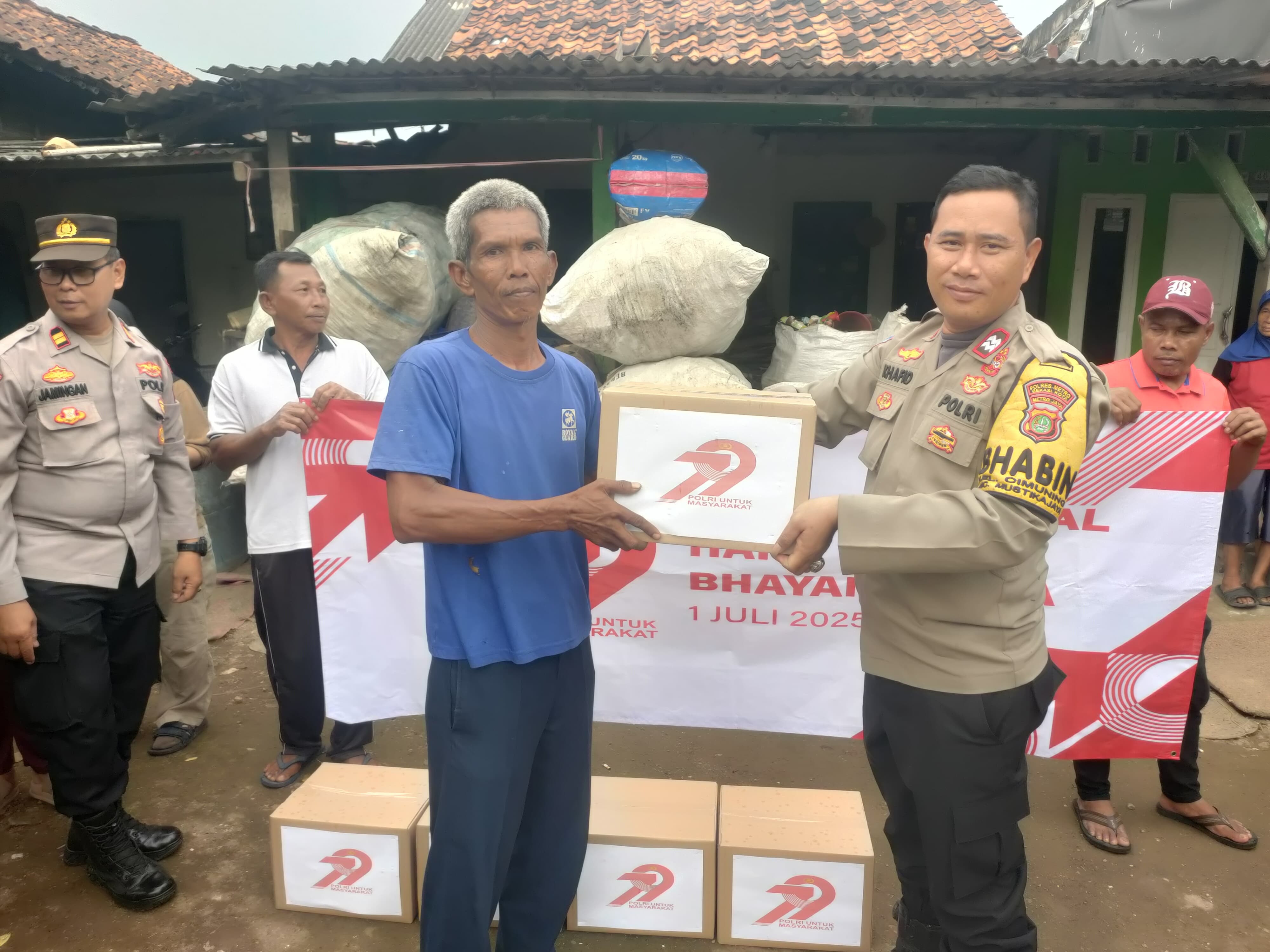 POLSEK BANTARGEBANG GELAR BHAKTI SOSIAL BAGIKAN SEMBAKO UNTUK WARGA SLUM AREA DALAM RANGKA HUT BHAYANGKARA KE-79